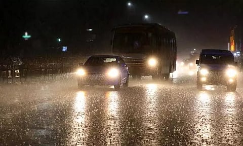 சென்னை மற்றும் புறநகர் பகுதிகளில் கொட்டித்தீர்க்கும் கனமழை