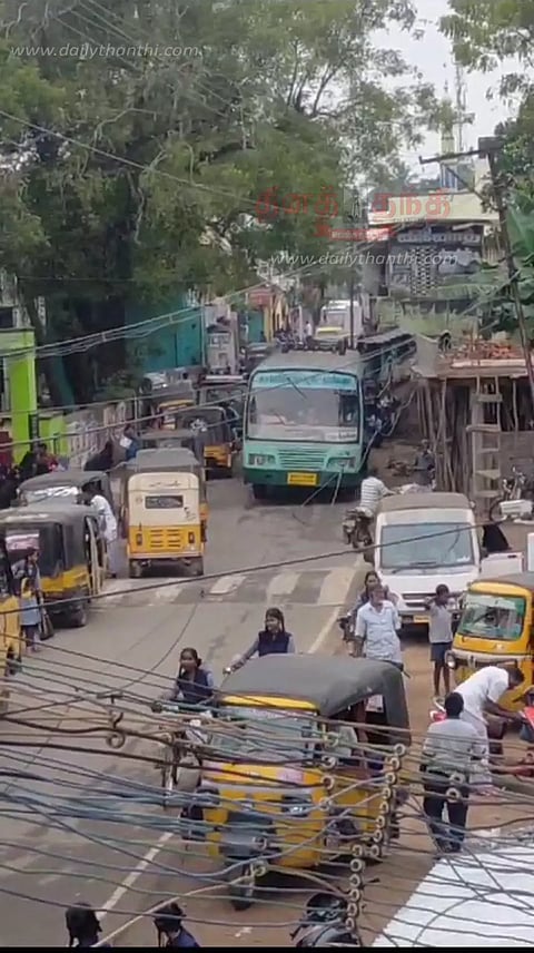 கூத்தாநல்லூர் பெரியக்கடைத்தெரு சாலையில் போக்குவரத்து நெரிசல்