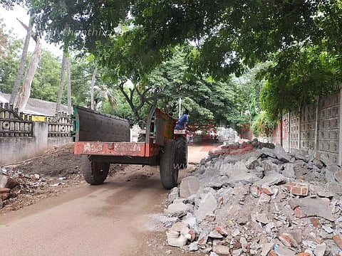 சாலையில் கொட்டிக்கிடக்கும் கட்டிட கழிவுகள்
