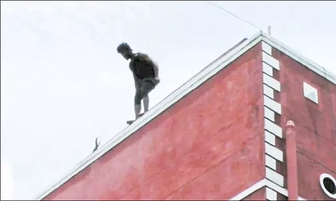 பல்லாவரம் போலீஸ் நிலையத்தில் மாடியில் ஏறி தற்கொலை மிரட்டல் விடுத்த வாலிபரால் பரபரப்பு