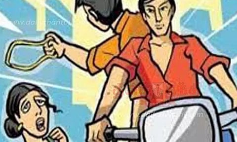 பெண்ணிடம் கவரிங் சங்கிலியை பறித்து சென்ற மர்ம நபர்கள்