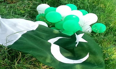 காஷ்மீருக்குள் பலூன்களுடன் பறந்து வந்த பாகிஸ்தான் கொடி