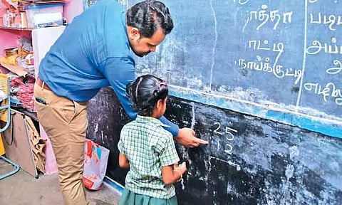 மாணவ-மாணவிகளுக்கு பாடம் நடத்திய செங்கல்பட்டு மாவட்ட கலெக்டர்