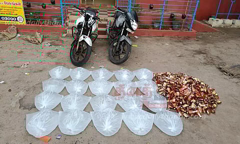 மோட்டார் சைக்கிள்களில் கடத்தி வரப்பட்ட சாராயம், மதுபாட்டில்கள் பறிமுதல்