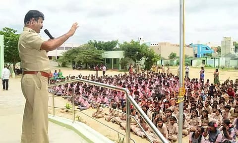 மாணவர்களுக்கு விழிப்புணர்வு கூட்டம்