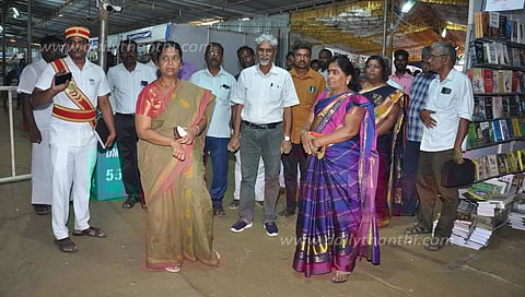 தர்மபுரியில் இன்று முதல் 10 நாட்கள்100 அரங்குகளுடன் புத்தக திருவிழாமுன்னேற்பாடு பணிகளை கலெக்டர் சாந்தி ஆய்வு