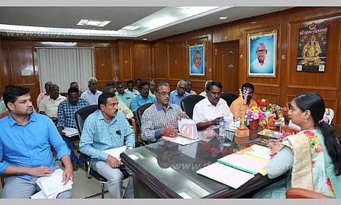 அமைச்சர் சந்திரபிரியங்கா அதிகாரிகளுடன் ஆலோசனை