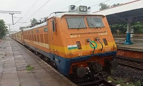 விழுப்புரம் வழியாக செல்லக்கூடிய 4 எக்ஸ்பிரஸ் ரெயில்களுக்கு கூடுதலாக புதிய நிறுத்தங்கள்