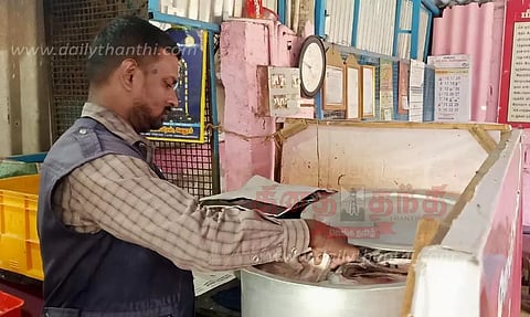 இறைச்சி கடைகளில் உணவு பாதுகாப்பு அதிகாரி திடீர் ஆய்வு