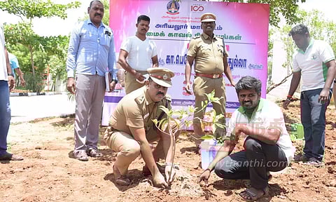 போலீஸ் நிலையங்களில் மரக்கன்றுகள் நடும் பணி தொடக்கம்