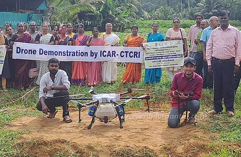 மரவள்ளி கிழங்கு சாகுபடியில் டிரோன் பயன்பாடு குறித்து விவசாயிகளுக்கு பயிற்சி