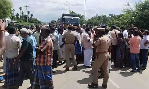 மணல் லாரிகளால் தொடரும் விபத்து: வாங்கலில் கடையடைப்பு-மறியல்