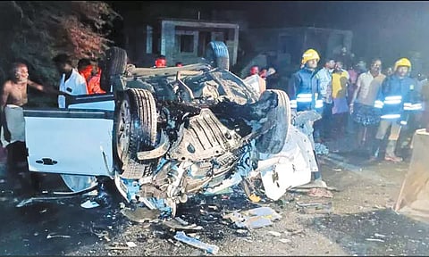 மதுராந்தகம் அருகே கார்-வேன் நேருக்கு நேர் மோதல்; 4 தொழிலாளிகள் பலி