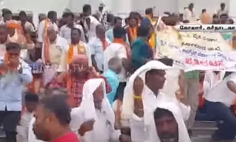 கர்நாடகத்தில் காங்கிரஸ் அரசுக்கு எதிராக பா.ஜ.க.வினர் நடத்திய போராட்டத்தை கலைத்த தேனீக்கள்!