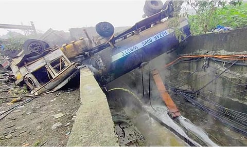 மும்ரா விரைவு சாலையில் டேங்கர் லாரி கால்வாயில் விழுந்து விபத்து; ரசாயனம் கொட்டியதால் பரபரப்பு