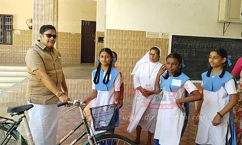 மாணவிகளுக்கு இலவச சைக்கிள்