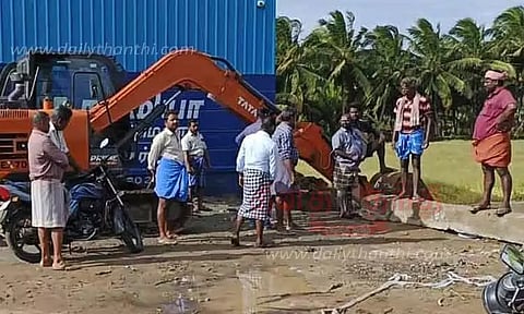 வடக்குதாமரைகுளம்- பறக்கை சாலையில்பாலப்பணியை தடுத்து நிறுத்திய பொதுமக்கள்