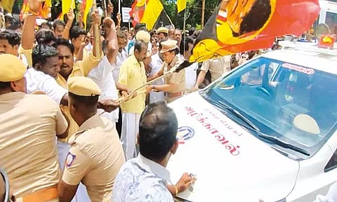 சுங்கச்சாவடி முற்றுகை: நெய்வேலி அருகே அமைச்சர் சிவசங்கரின் காரை மறித்து தே.மு.தி.க.வினர் போராட்டம்