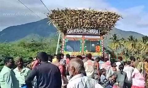 லாரி மீது உரசிய மின்வயரை தூக்கியபோது மின்சாரம் தாக்கி டிரைவர், கிளீனர் சாவு