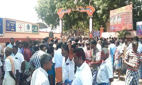 அம்மாபேட்டை அருகே பரபரப்பு: தனியார் பள்ளியை முற்றுகையிட்டு பொதுமக்கள் சாலை மறியல்