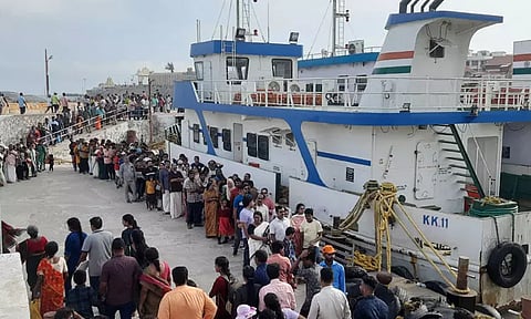 ஞாயிறு விடுமுறை; கன்னியாகுமரியில் குவிந்த சுற்றுலா பயணிகள்...!