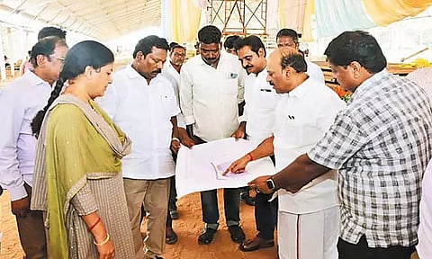 கலைஞர் மகளிர் உரிமைத்தொகை திட்டத் தொடக்க விழா: காஞ்சீபுரம் பச்சையப்பன் கல்லூரி மைதானத்தில் கலெக்டர் ஆய்வு