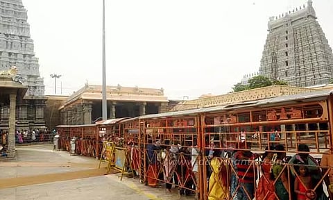 அருணாசலேஸ்வரர் கோவிலில் பக்தர்கள் கூட்டம் அலைமோதியது