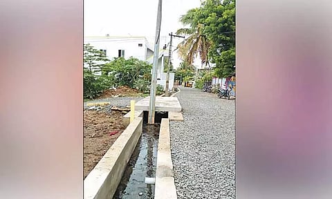 வரதராஜபுரம் ஊராட்சியில் மின்கம்பத்தை அகற்றாமல் கால்வாய் அமைப்பு