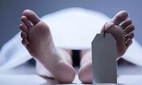 லாரி சக்கரத்தில் சிக்கி தரகர் பலி; சாலையோரம் அமர்ந்து செல்போனில் பேசியபோது பரிதாபம்