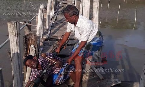 உடைந்த மரப்பாலம் வழியாக ஆபத்தான பயணம்