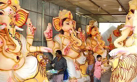 விநாயகர் சிலைகளுக்கு வர்ணம் பூசும் பணி தீவிரம்