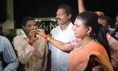 சந்திரபாபு நாயுடுவுக்கு சிறை; கட்சி தொண்டர்களுக்கு இனிப்புகள் வழங்கி கொண்டாடிய மந்திரி ரோஜா