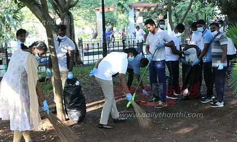 பாரதி பூங்காவில் தூய்மை பணியில் ஈடுபட்ட ஊர்க்காவல்படை வீரர்கள்
