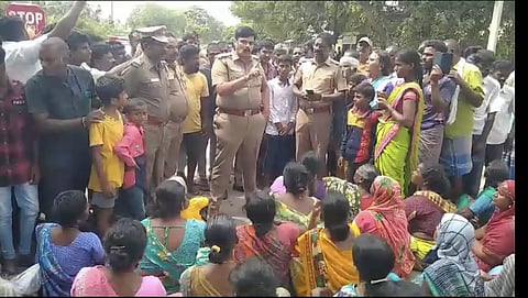 வேப்பனப்பள்ளி அருகே சாலை வசதிக்கோரிகிராம மக்கள் சாலை மறியலால் பரபரப்புபோக்குவரத்து பாதிப்பு