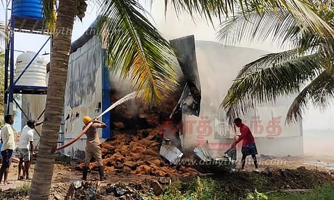 தேங்காய் நார் தொழிற்சாலையில் திடீர் 'தீ'