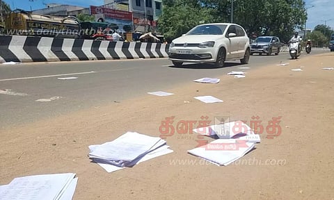அரசுத்துறை ஆவணங்கள் சாலையில் பறந்ததால் பரபரப்பு