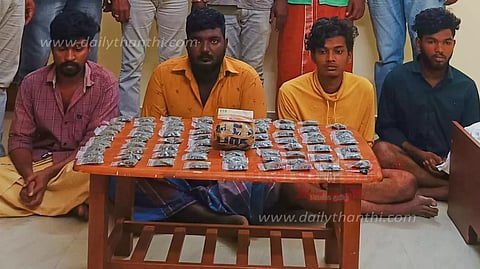 கஞ்சா விற்ற 4 வாலிபர்கள் கைது