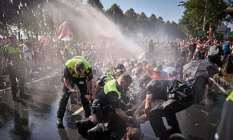 நெதர்லாந்தில் சுற்றுச்சூழல் ஆர்வலர்கள் போராட்டம்: சாலைமறியலில் ஈடுபட்ட 2,400 பேர் கைது