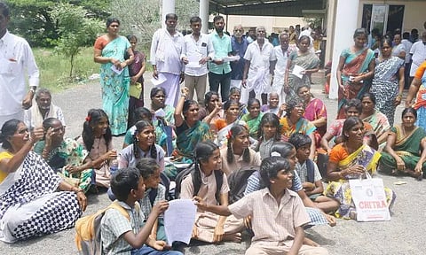 கலெக்டர் அலுவலகத்தில் குழந்தைகளுடன் பழங்குடியின பெண்கள் தர்ணா