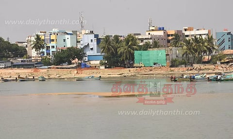 அலைகளுடன் போராடி கடலுக்கு செல்லும் செருதூர் மீனவர்கள்