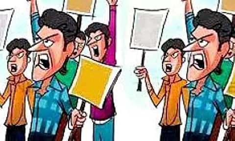 கோவில்பட்டியில் வட்டார கல்வி அலுவலகத்தை முற்றுகையிட்டுஆசிரியர்கள் ஆர்ப்பாட்டம்