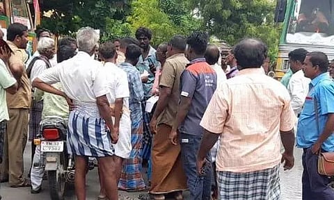 ஒழுங்கு முறை விற்பனை கூடத்தை கண்டித்துசங்கராபுரத்தில் விவசாயிகள் சாலை மறியல்ஒரு மாதமாகியும் பணம்பட்டுவாடா செய்யாததால் ஆத்திரம்