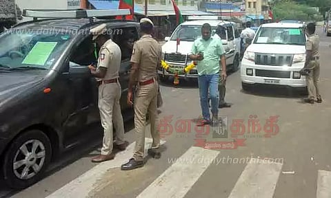 அஞ்சலி செலுத்த சென்ற வாகனங்களை ஆய்வு செய்த போலீசார்