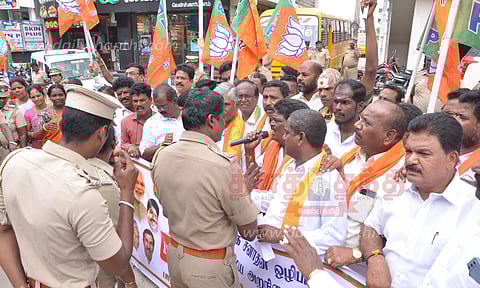 கிருஷ்ணகிரி, ஓசூரில் அமைச்சர் உதயநிதி ஸ்டாலினை கண்டித்து இந்து சமய அறநிலையத்துறை அலுவலகத்தை பா.ஜனதாவினர் முற்றுகையிட முயற்சி-168 பேர் கைது