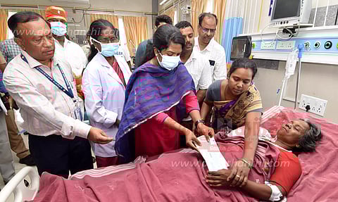 நாட்டறம்பள்ளி அருகே, சாலை விபத்தில் காயம் அடைந்த 9 பேருக்கு ரூ.4½ லட்சம் நிதியுதவி-கிருஷ்ணகிரி கலெக்டர் நேரில் வழங்கி ஆறுதல்