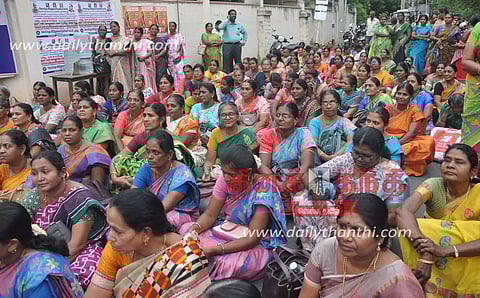 எண்ணும் எழுத்தும் திட்டத்தை கைவிடக்கோரி ஈரோட்டில் ஆசிரியர்கள் தர்ணா போராட்டம்
