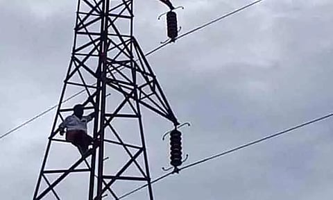 மின்கோபுரத்தில் ஏறி தற்கொலை மிரட்டல் விடுத்த ரவுடி