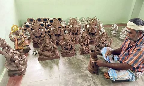 விற்பனை மந்தம் காரணமாக விநாயகர் சிலை தயாரிக்கும் பணி குறைந்தது-மண்பாண்ட தொழிலாளர்கள் கவலை