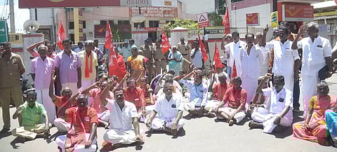 இந்திய கம்யூனிஸ்டு கட்சியினர் சாலை மறியல்