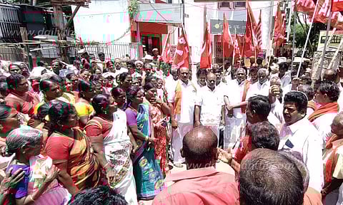 சாலை மறியலில் ஈடுபட்ட இந்திய கம்யூனிஸ்டு கட்சியினர் 300 பேர் கைது